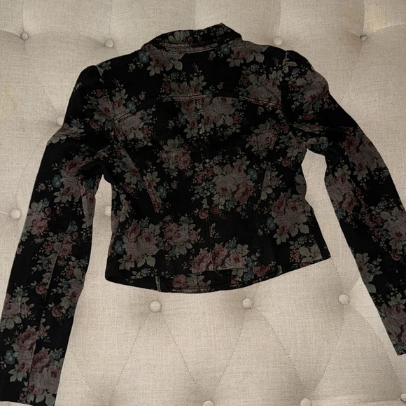 FREE PEOPLE black floral blazer. Like new condition. Size 2. - Picture 4 of 7